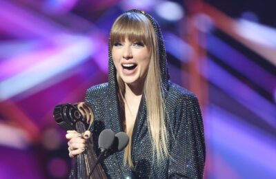 Costumul cu glugă al lui Taylor Swift la iHeartRadio Music Awards