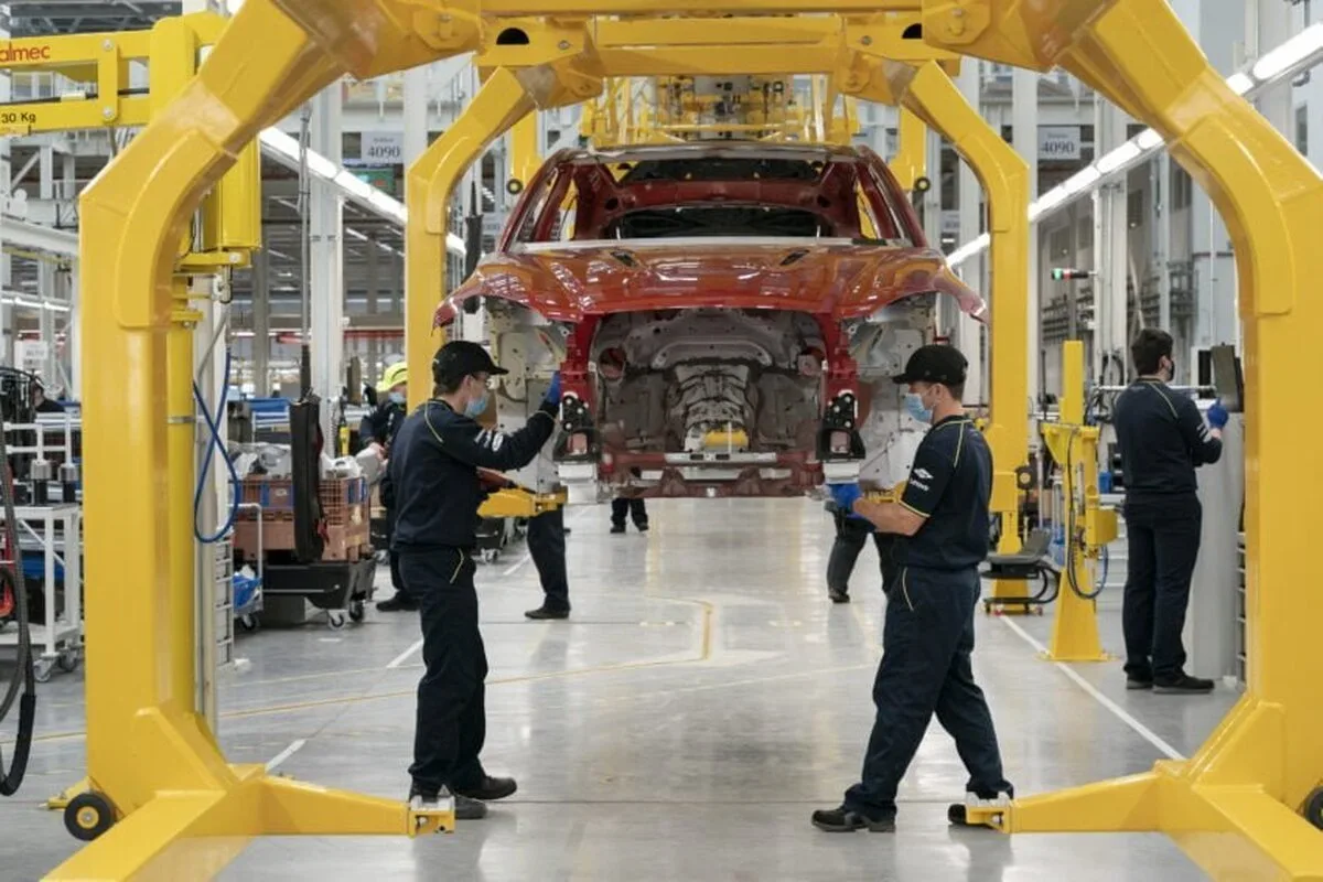 Aston Martin accelerează spre negru