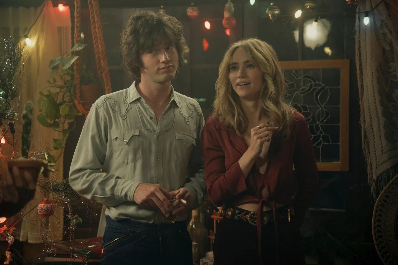 „Daisy Jones & the Six”: Toate cele mai mari schimbări de la carte la serial