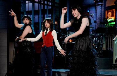 Jenna Ortega își arată gama de culori în emisiunea „Saturday Night Live