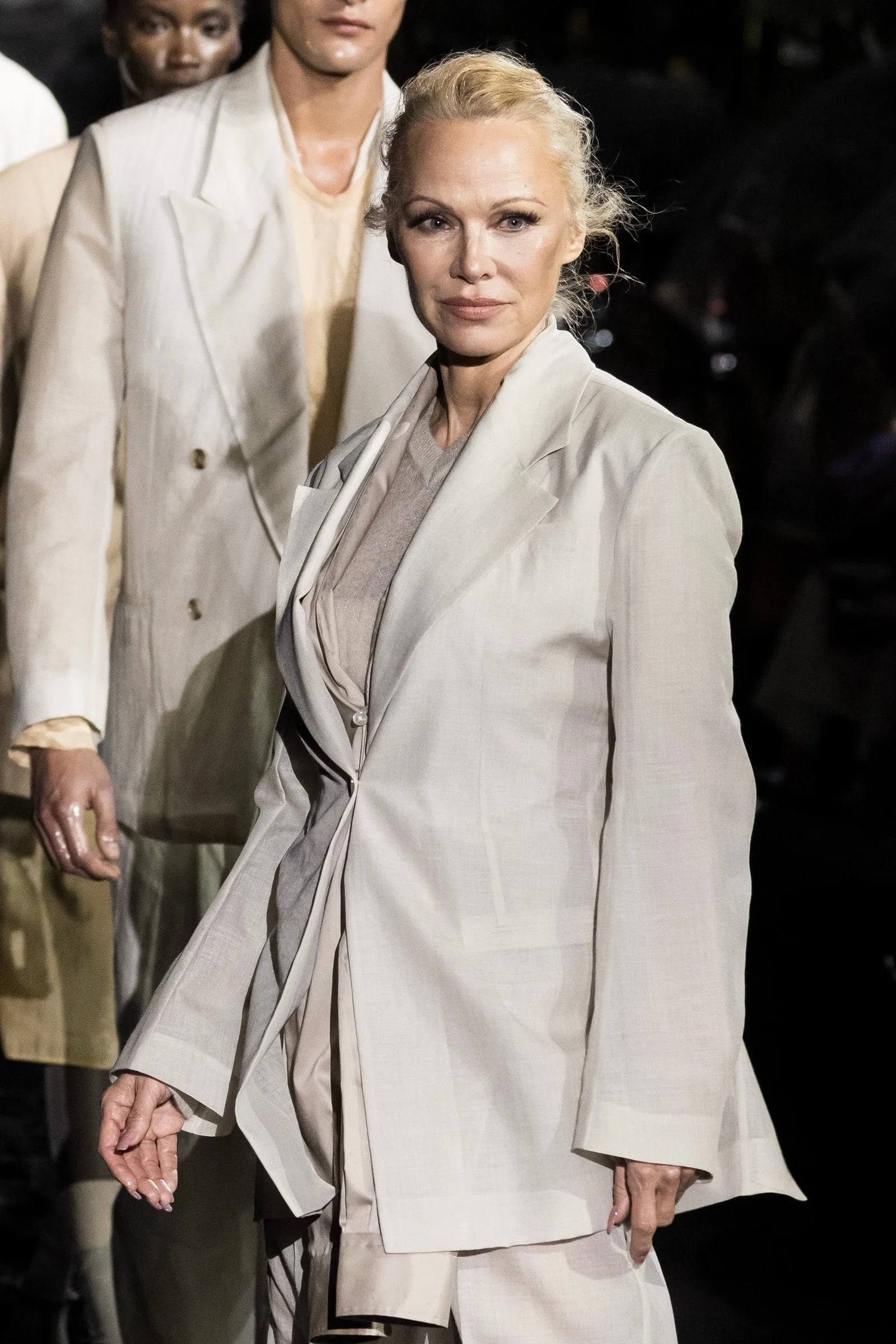 Pamela Anderson se află în epoca de model de podium și arată total diferit – Vezi poze