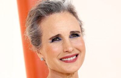 O face pe Andie MacDowell să râdă că tu crezi că părul cărunt o face să pară mai bătrână – Vezi video