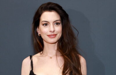 Anne Hathaway a purtat „unghii de extraterestru” la defilarea Versace – Vezi poze