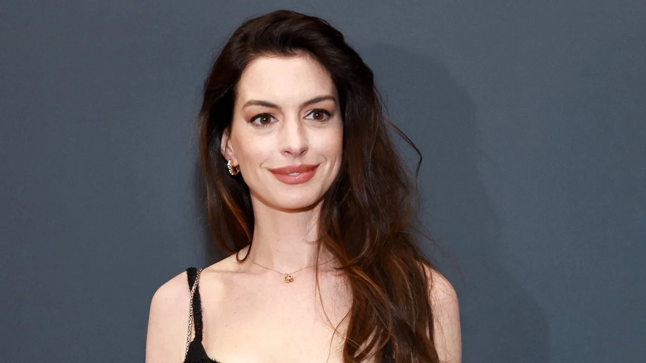 Anne Hathaway a purtat „unghii de extraterestru” la defilarea Versace – Vezi poze