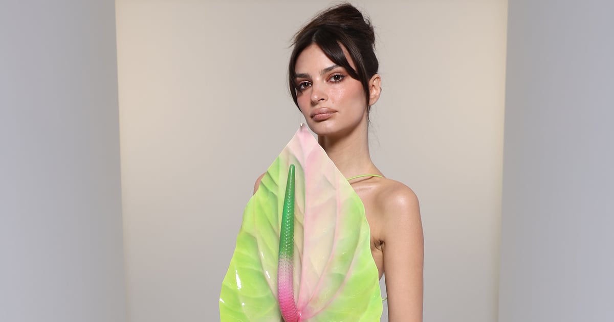 Emily Ratajkowski poartă o cămașă cu frunze la Săptămâna Modei de la Paris
