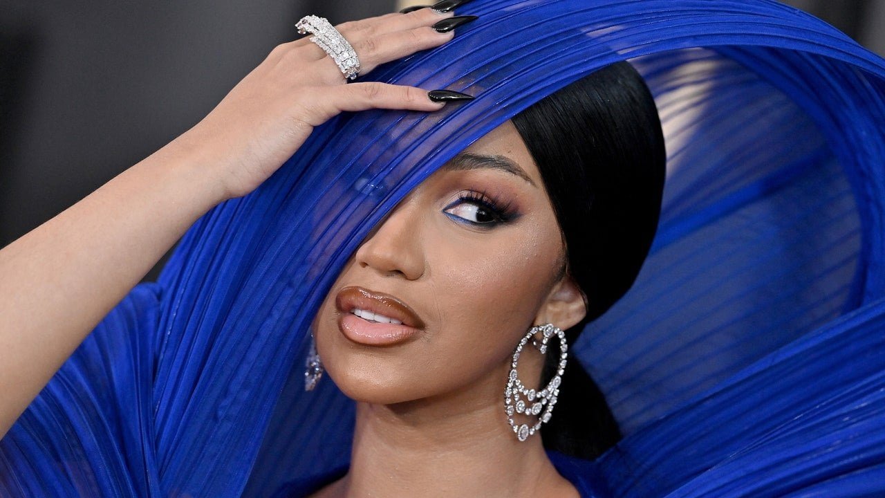 Cardi B miroase „ca în rai, cățea”, datorită acestor produse de bază pentru îngrijirea corpului din farmacie – Vezi fotografii