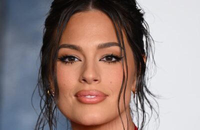 Rochia cu iluzie din denim a lui Ashley Graham de la Syndical Chamber