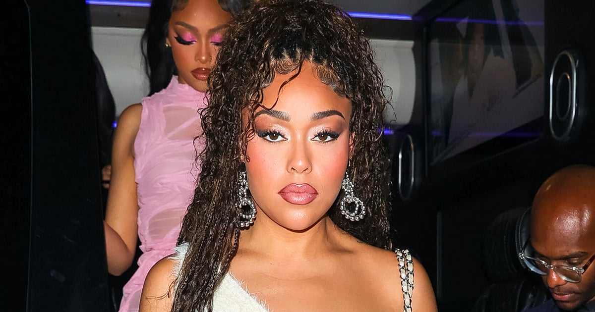 Blugi largi și tricou alb pe plajă pentru Jordyn Woods