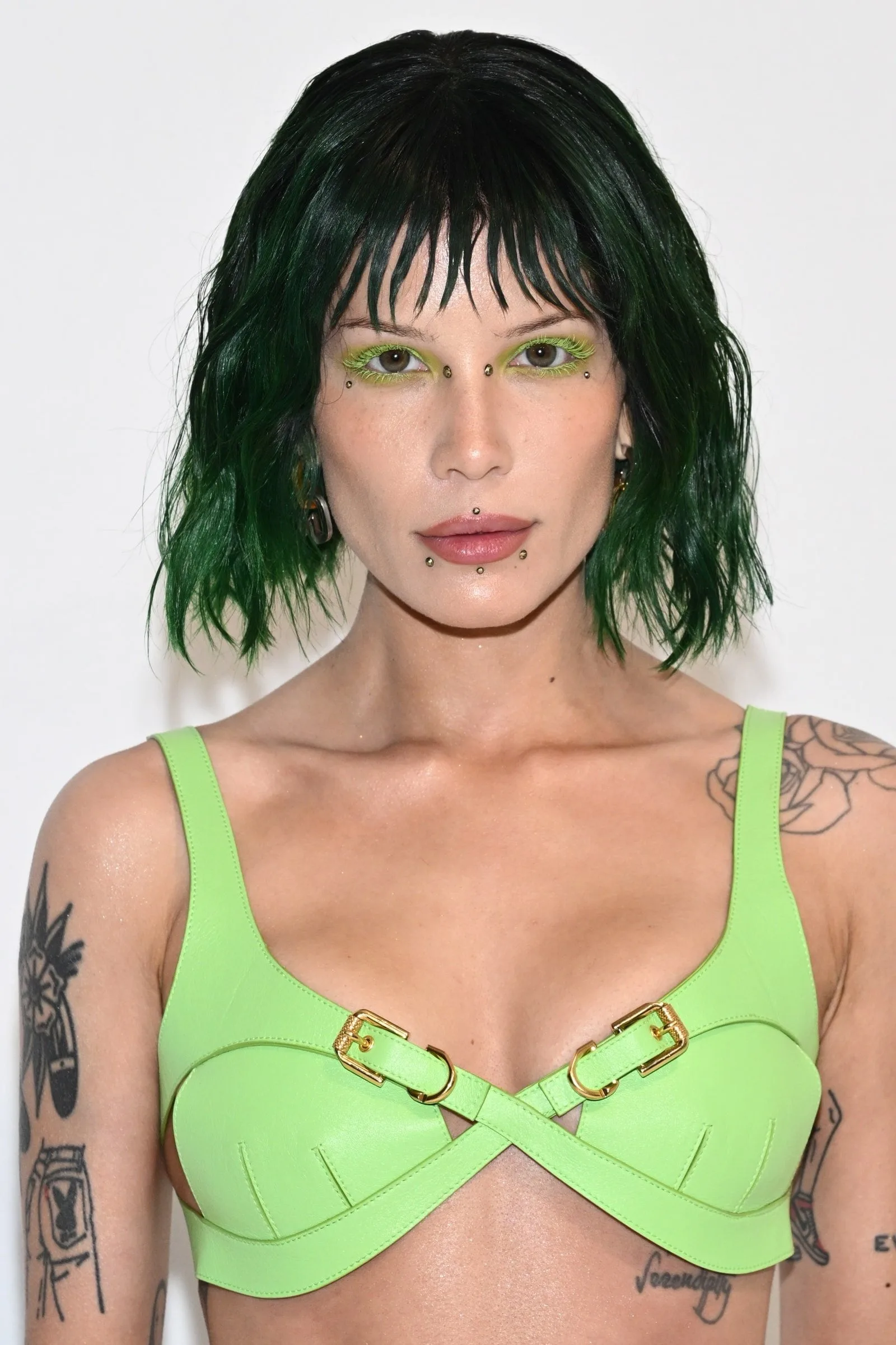 Halsey a purtat o tonă de piercinguri false și un machiaj sălbatic la Săptămâna Modei – Vezi foto