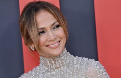 Cea mai recentă manichiură a lui Jennifer Lopez: Gogoașa glazurată întâlnește praful de zână – Vezi foto