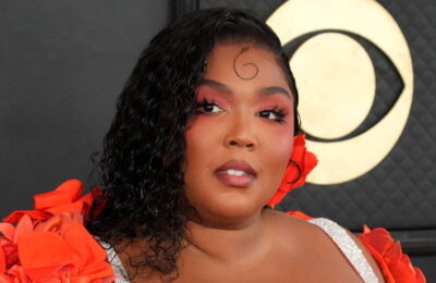 Lizzo tocmai a purtat o întreagă constelație pe față – Vezi video
