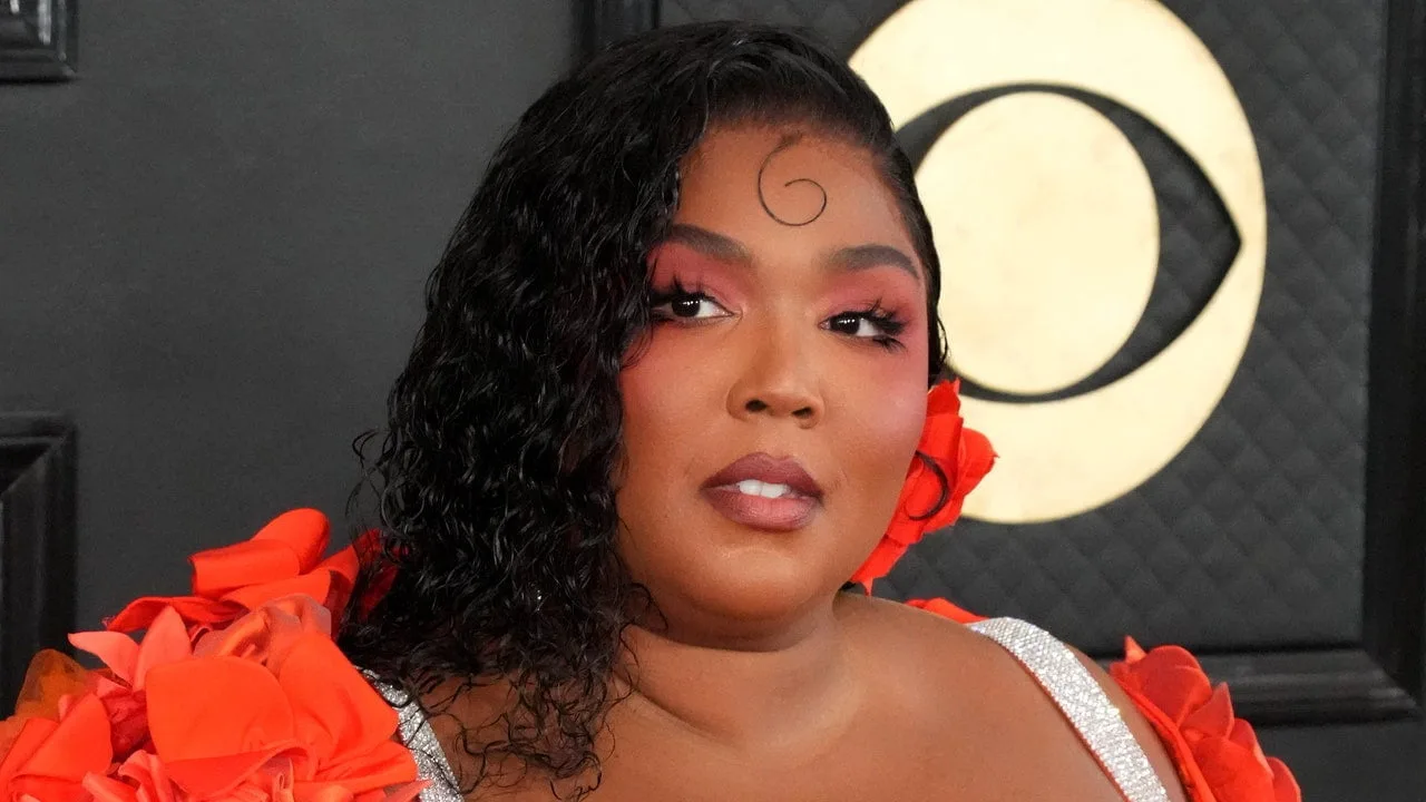 Lizzo tocmai a purtat o întreagă constelație pe față – Vezi video