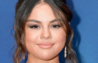 Acesta este machiajul pe care Selena Gomez îl poartă pentru a face „Absolutely Nothing” – Vezi clipul video