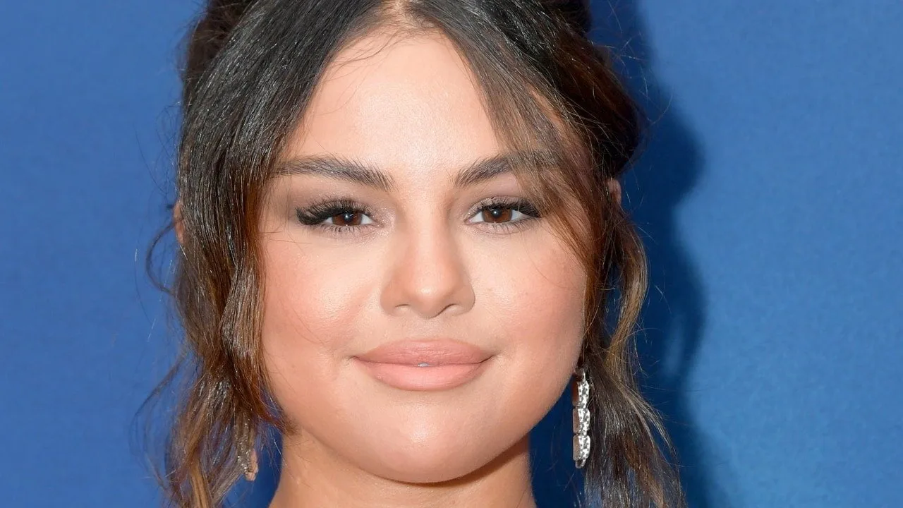 Acesta este machiajul pe care Selena Gomez îl poartă pentru a face „Absolutely Nothing” – Vezi clipul video