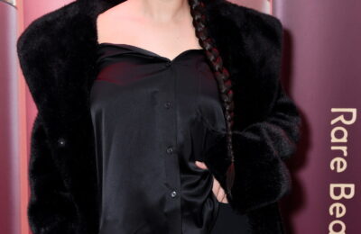 Împletitură elegantă, cu împletitură de păr, a Selenei Gomez, care continuă și continuă și continuă – Vezi foto