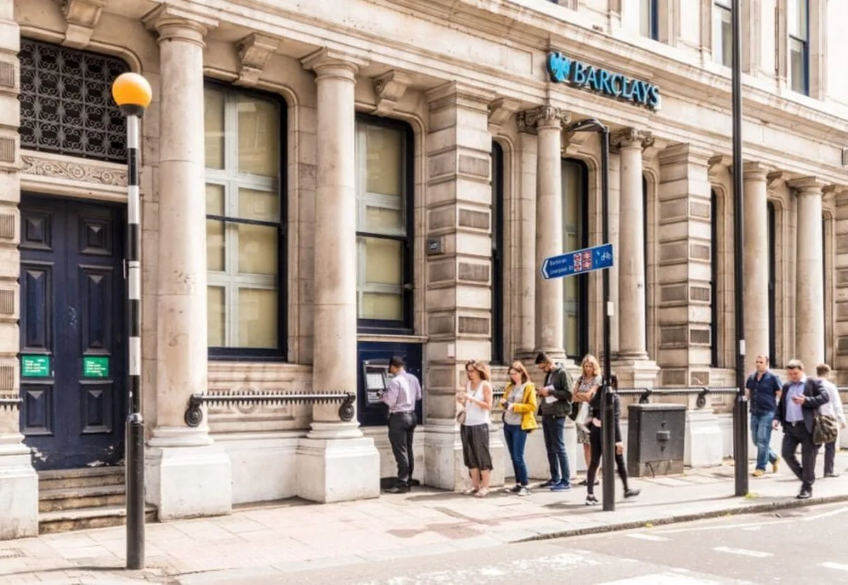 Barclays va închide încă 14 sucursale