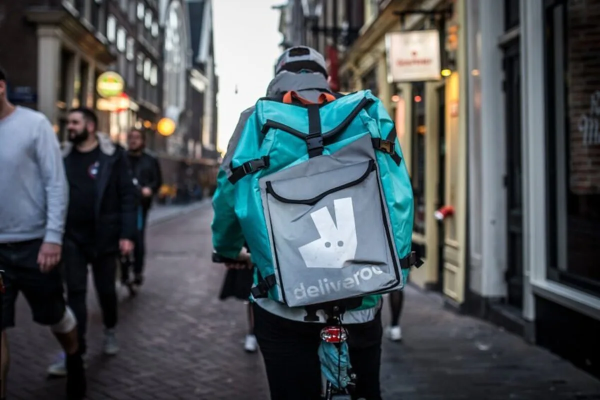 Acțiunile Deliveroo scad, deoarece pierderea a 350 de locuri de muncă sperie încrederea pieței