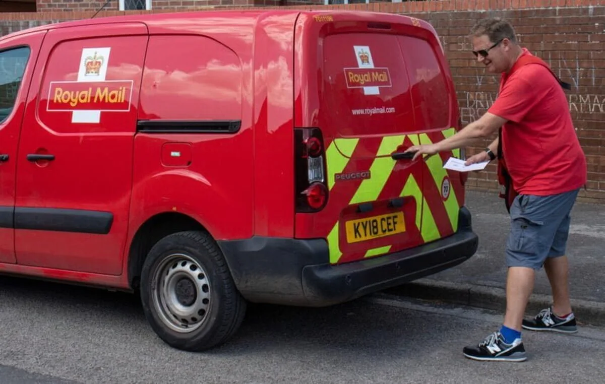 Șefii Royal Mail amenință că se vor declara în insolvență, în timp ce negocierile salariale sunt aproape de eșec