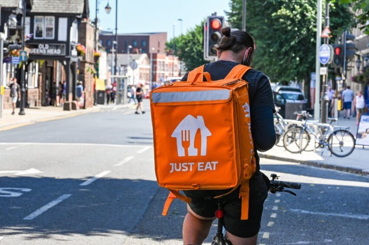 Înghițirea rivalilor vine cu un cost pentru Just Eat Takeaway