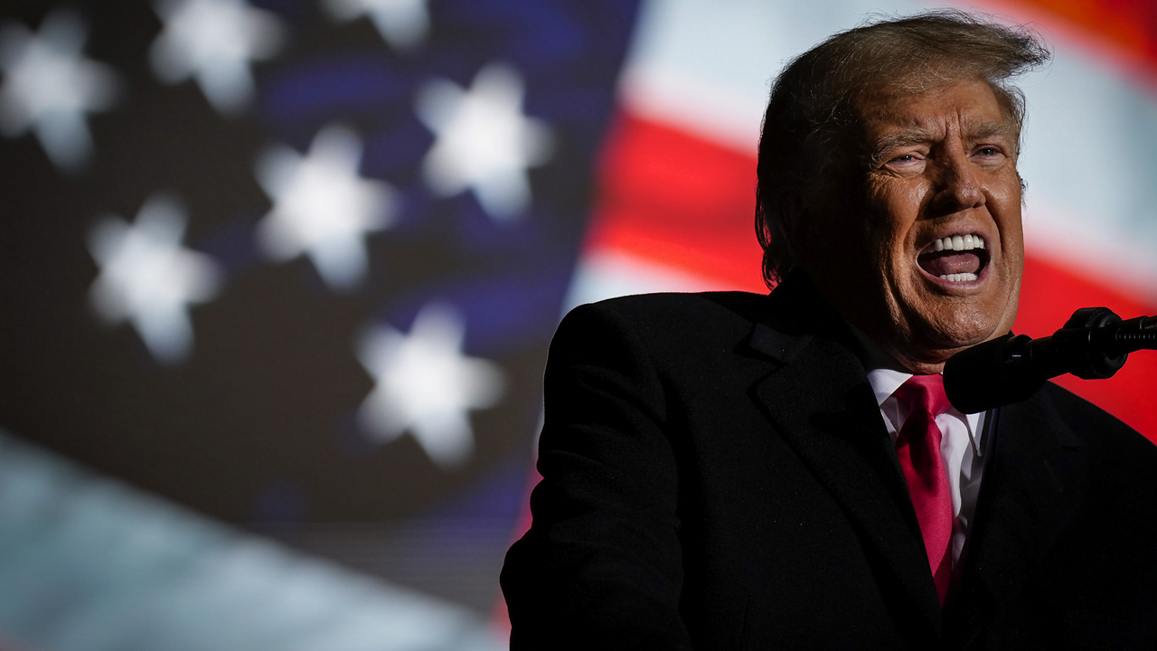 Donald Trump, care a provocat o revoltă violentă după ce a pierdut alegerile, cere „moarte și distrugere” dacă va fi pus sub acuzare