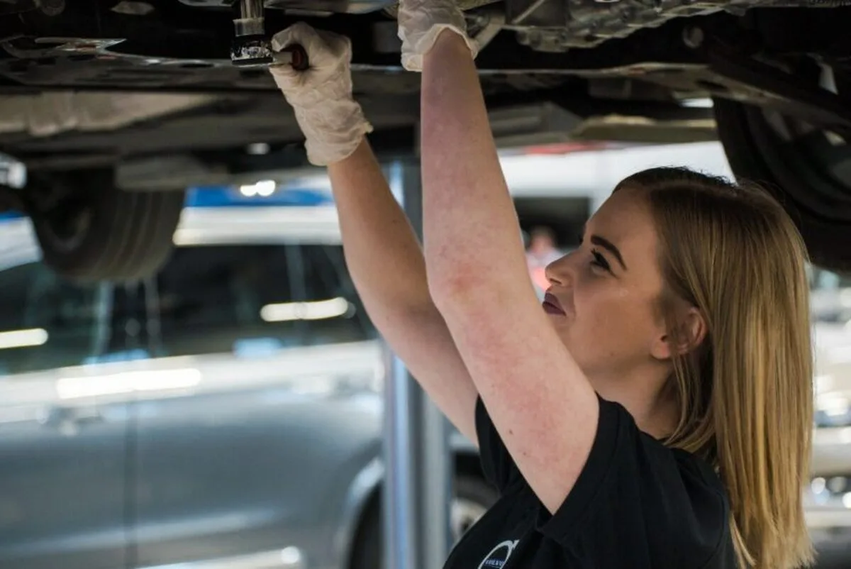 50% dintre femei spun că nu ar lua în considerare posibilitatea de a lucra în industria auto