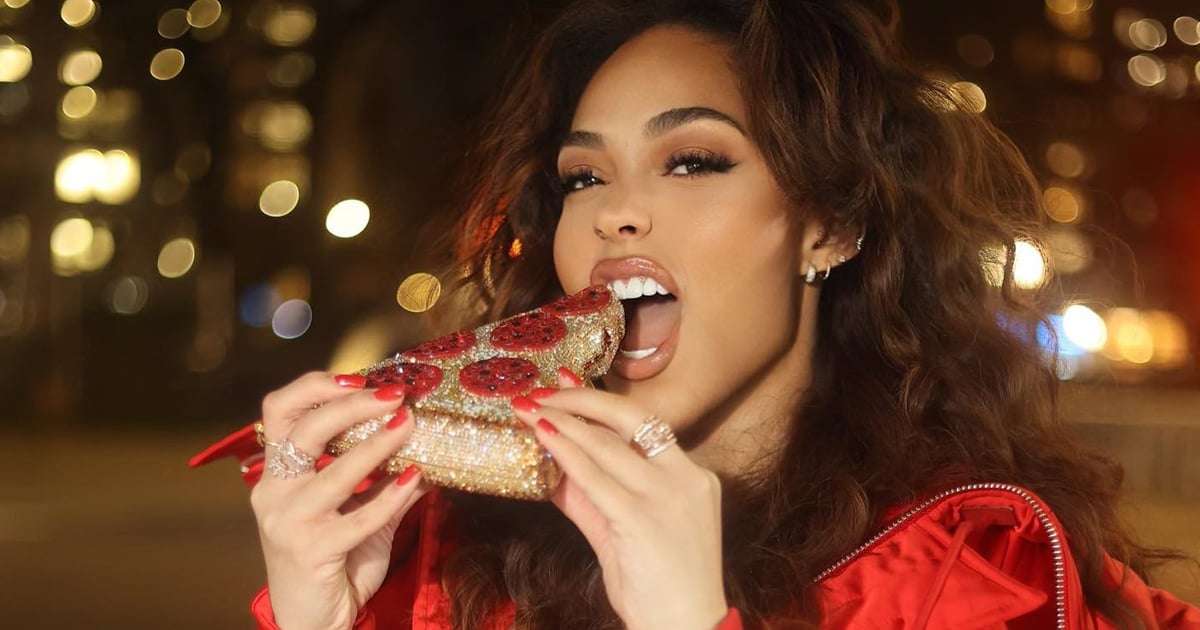 Geanta de cristal pentru pizza și ținuta roșie a lui Jordyn Woods