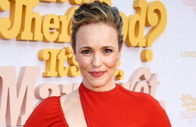 Rochia roșie cu decupaj Victoria Beckham a lui Rachel McAdams