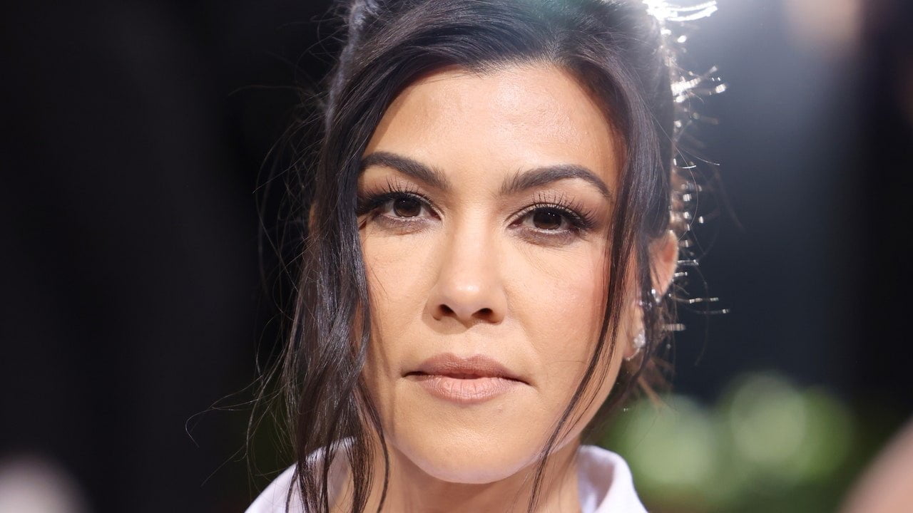 Nu mi-am dat seama cât de anii ’90 a fost părul de ziua lui Kourtney Kardashian până când nu am văzut spatele – Vezi poze