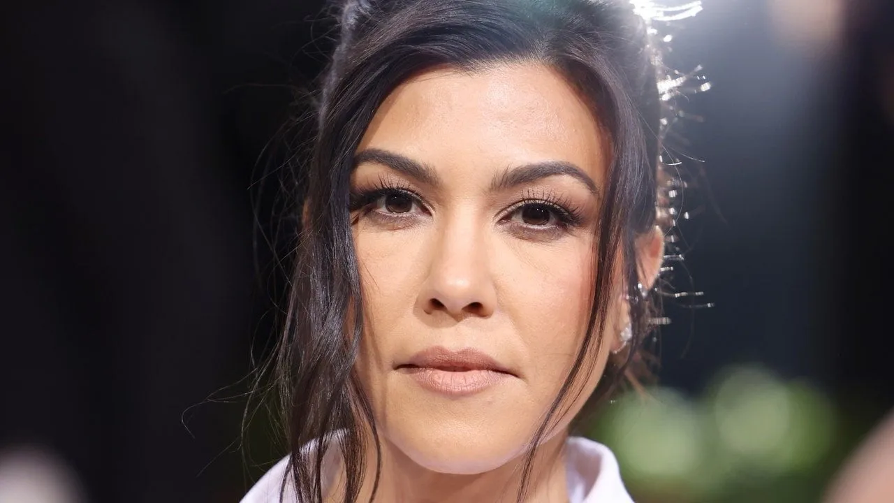 Nu mi-am dat seama cât de anii ’90 a fost părul de ziua lui Kourtney Kardashian până când nu am văzut spatele – Vezi poze