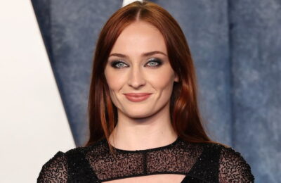 Sophie Turner reacționează la reclamele pentru pastile de slăbit de la metrou: „WTF”