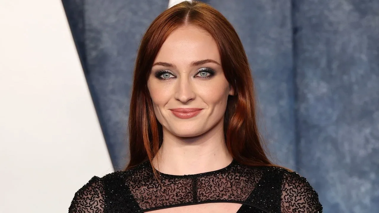 Sophie Turner reacționează la reclamele pentru pastile de slăbit de la metrou: „WTF”
