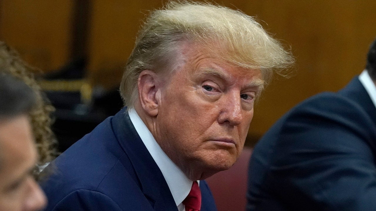 Trump cere amânarea procesului de viol pentru că jurații se vor gândi la presupusele sale infracțiuni de tăinuire de bani