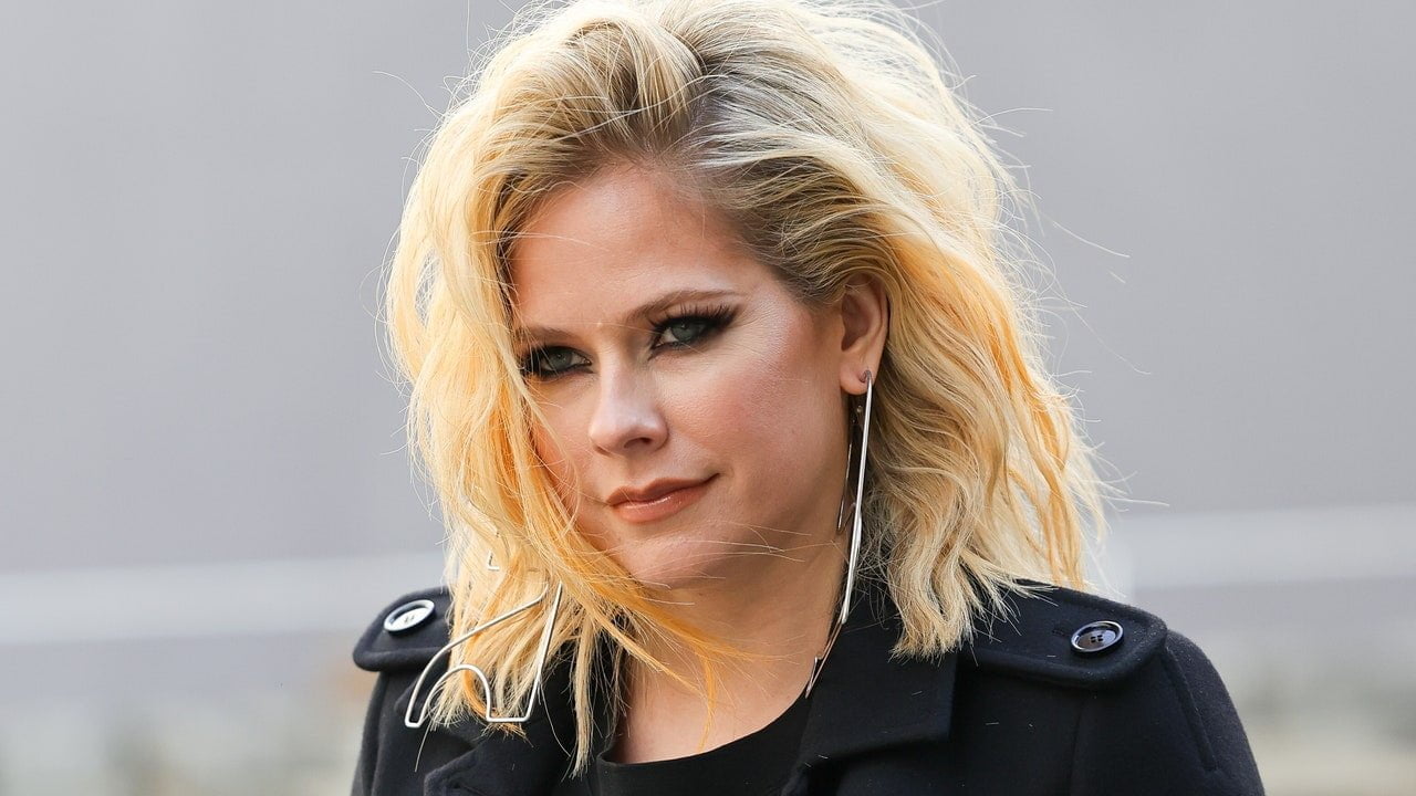 Avril Lavigne a mers pe invers Billie Eilish cu vârfuri negre și verzi – Vezi poze