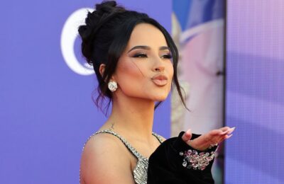 Minivestire cu paiete a lui Becky G la gala Latin AMAs 2023