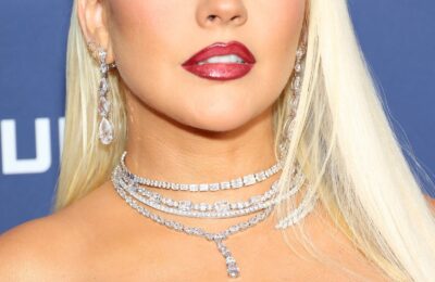 Cred că Christina Aguilera tocmai a făcut din eyelinerul cu buline o chestie – Vezi foto