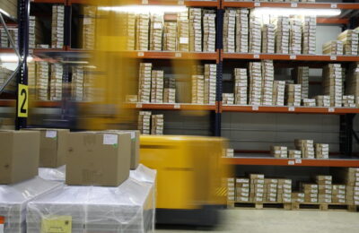 Rafturi metalice durabile si elegante de la StoreExpert: o solutie de depozitare inteligenta
