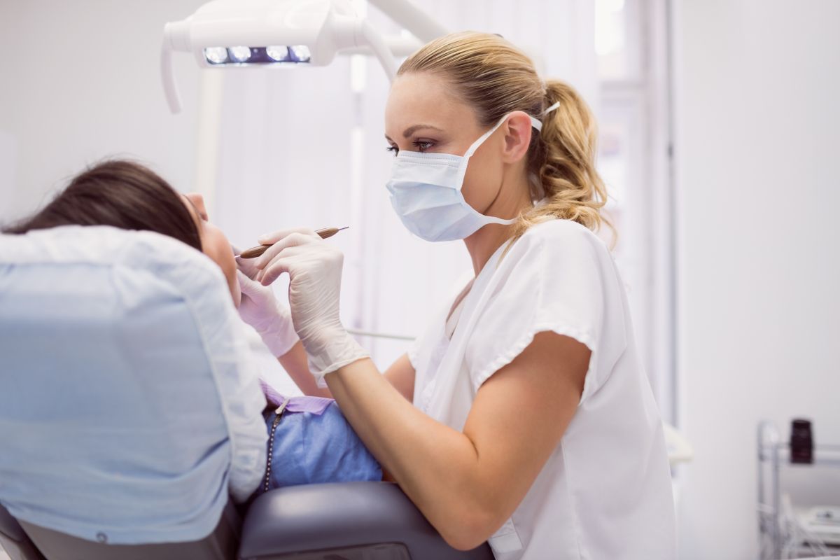 Implant dentar – prețul îl plătești o singură dată, însă te bucuri de el o viață întreagă!