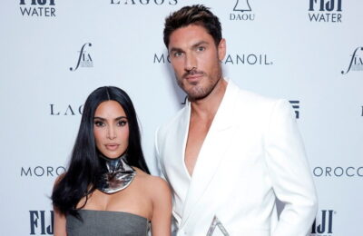 Ești atât de apropiată de coaforul tău încât i-ai oficia nunta? Kim Kardashian este – Vezi poze