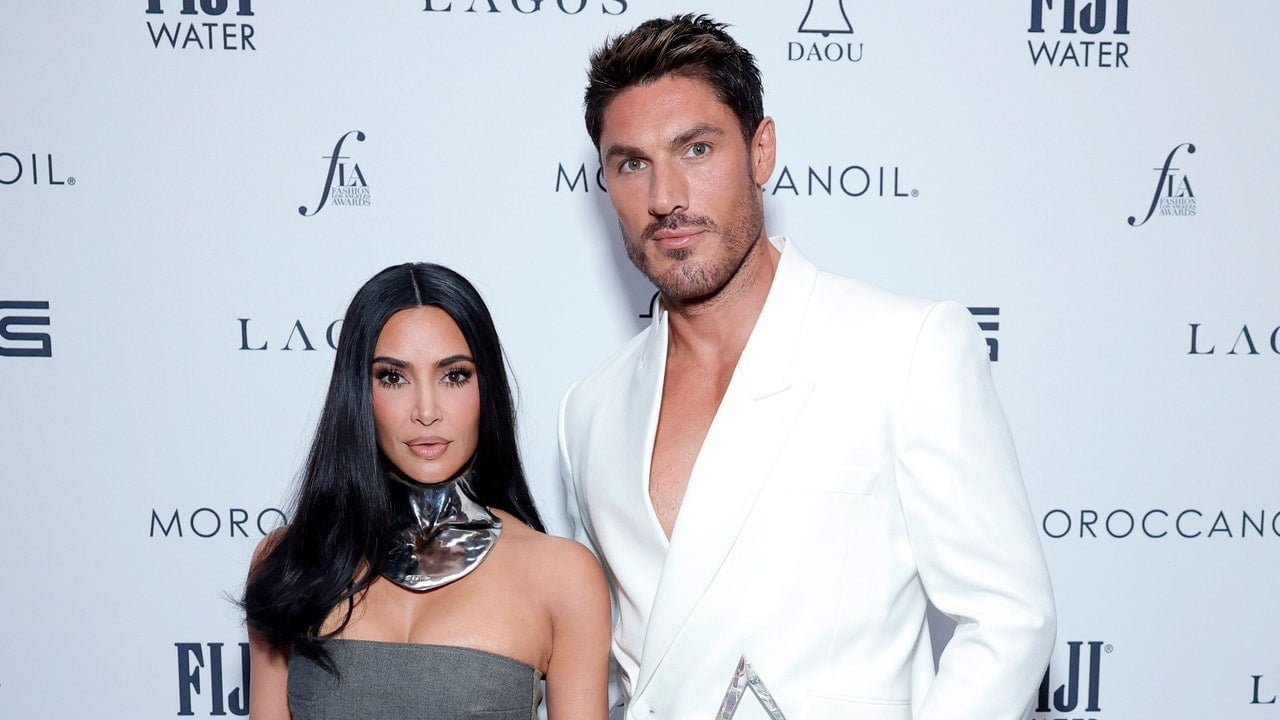 Ești atât de apropiată de coaforul tău încât i-ai oficia nunta? Kim Kardashian este – Vezi poze
