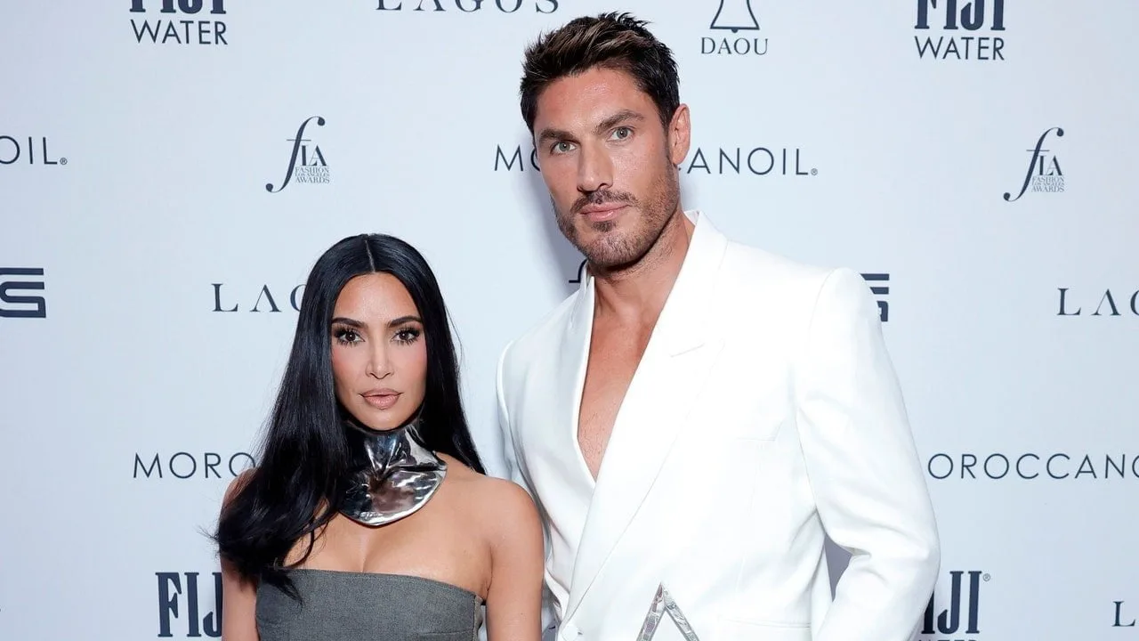 Ești atât de apropiată de coaforul tău încât i-ai oficia nunta? Kim Kardashian este – Vezi poze