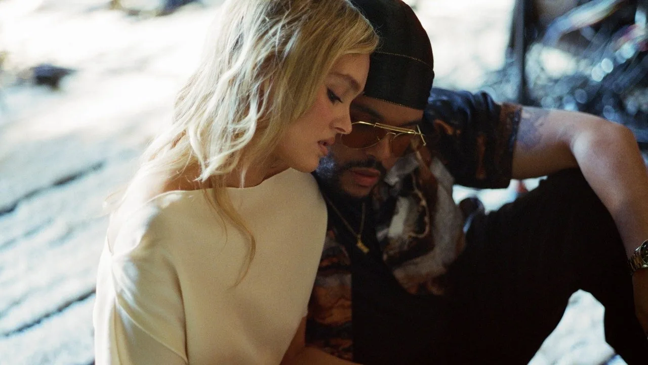 „The Idol”: Lily-Rose Depp o interpretează pe Britney și se lasă spălată pe creier în noul trailer