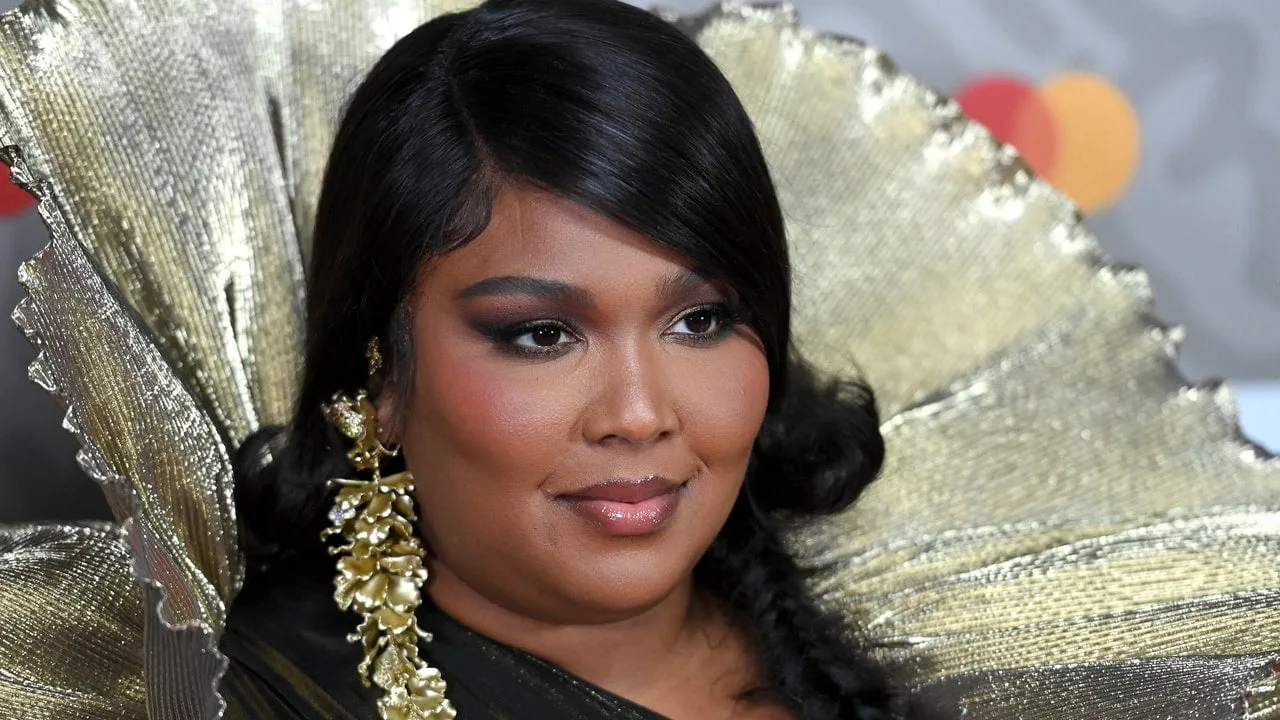 Lizzo a vorbit pe bune despre viața în America, în timp ce se machiază