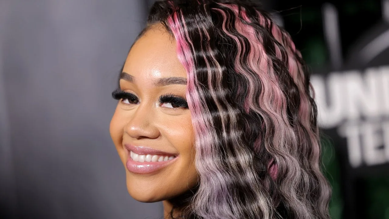 Saweetie a purtat părul curcubeu „pictat manual cu grijă” la Coachella – Vezi poze