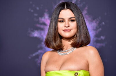 Ultima manichiură a Selenei Gomez este cea mai inedită nuanță de galben pe care am văzut-o până acum – Vezi fotografiile