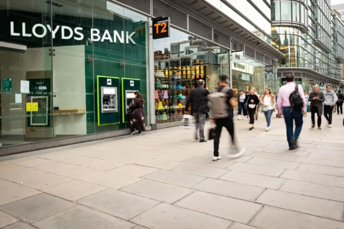 Lloyds nu va amâna închiderea ultimelor bănci din oraș