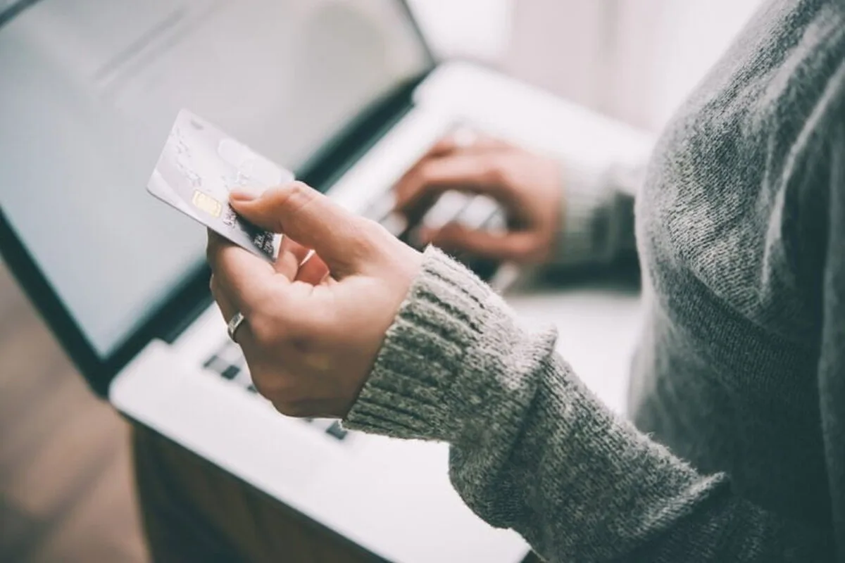 contractele privind cardurile de credit sunt o adevărată harababură, cu apeluri pentru revizuirea normelor