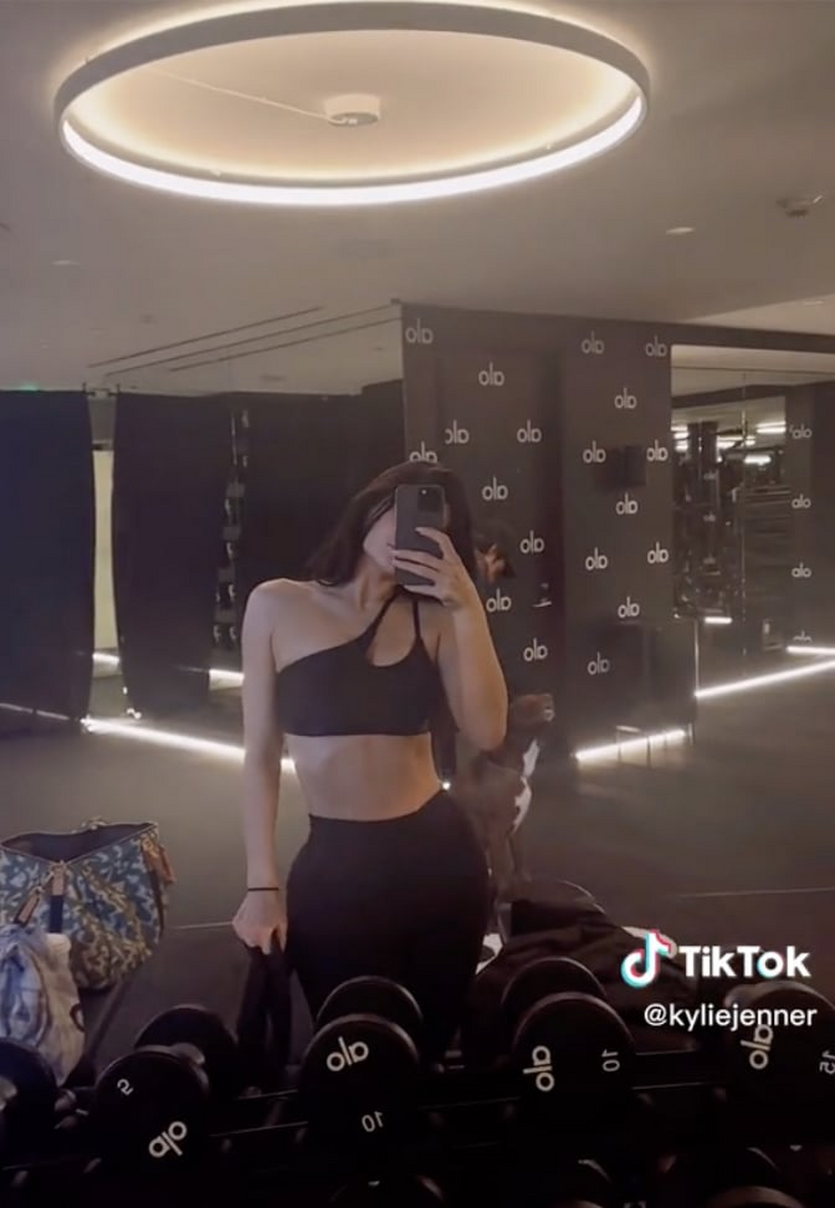 Sutienul decupat al lui Kylie Jenner pe TikTok