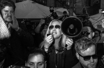 „DeSantis este Tanking”: Mafia MAGA din Manhattan transformă arestarea lui Trump într-un cadou