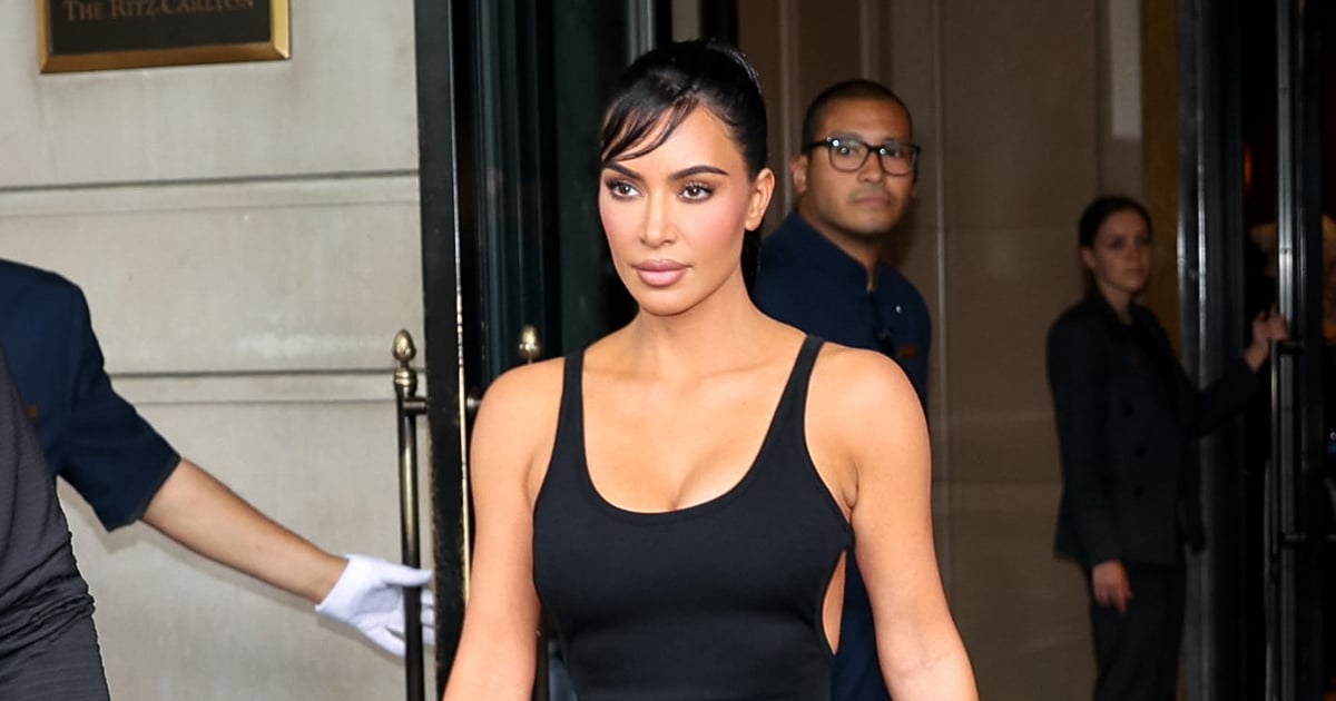 Kim Kardashian poartă o rochie Gucci cu decupaj la șold în New York