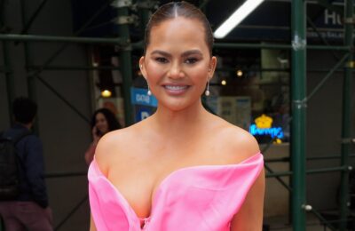 Minivanșa roz Vivienne Westwood a lui Chrissy Teigen în New York